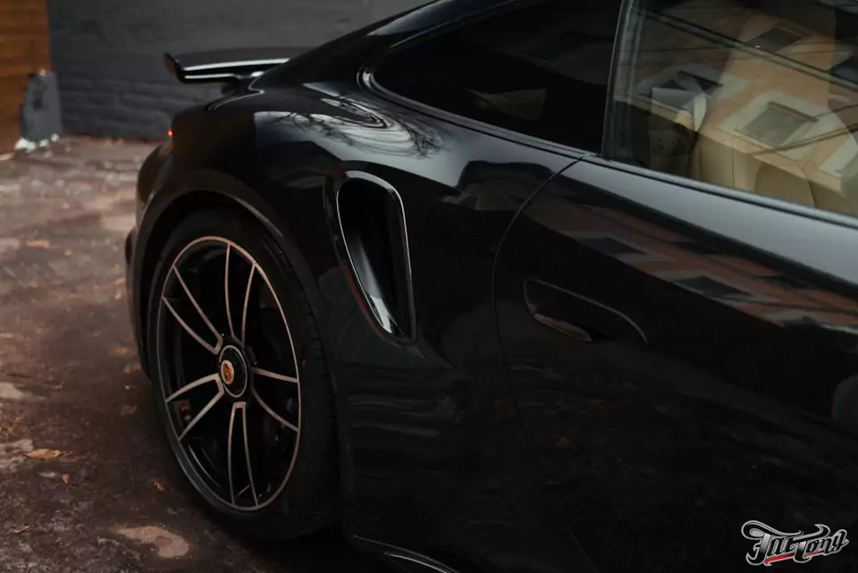 Оклеили кузов и глянец в салоне Porsche 911 полиуретаном, очистили кожу и покрыли керамикой